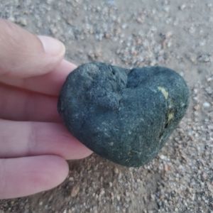 3.4oz Natural Heart Shape Hematite Tourmaline Black Gemstone